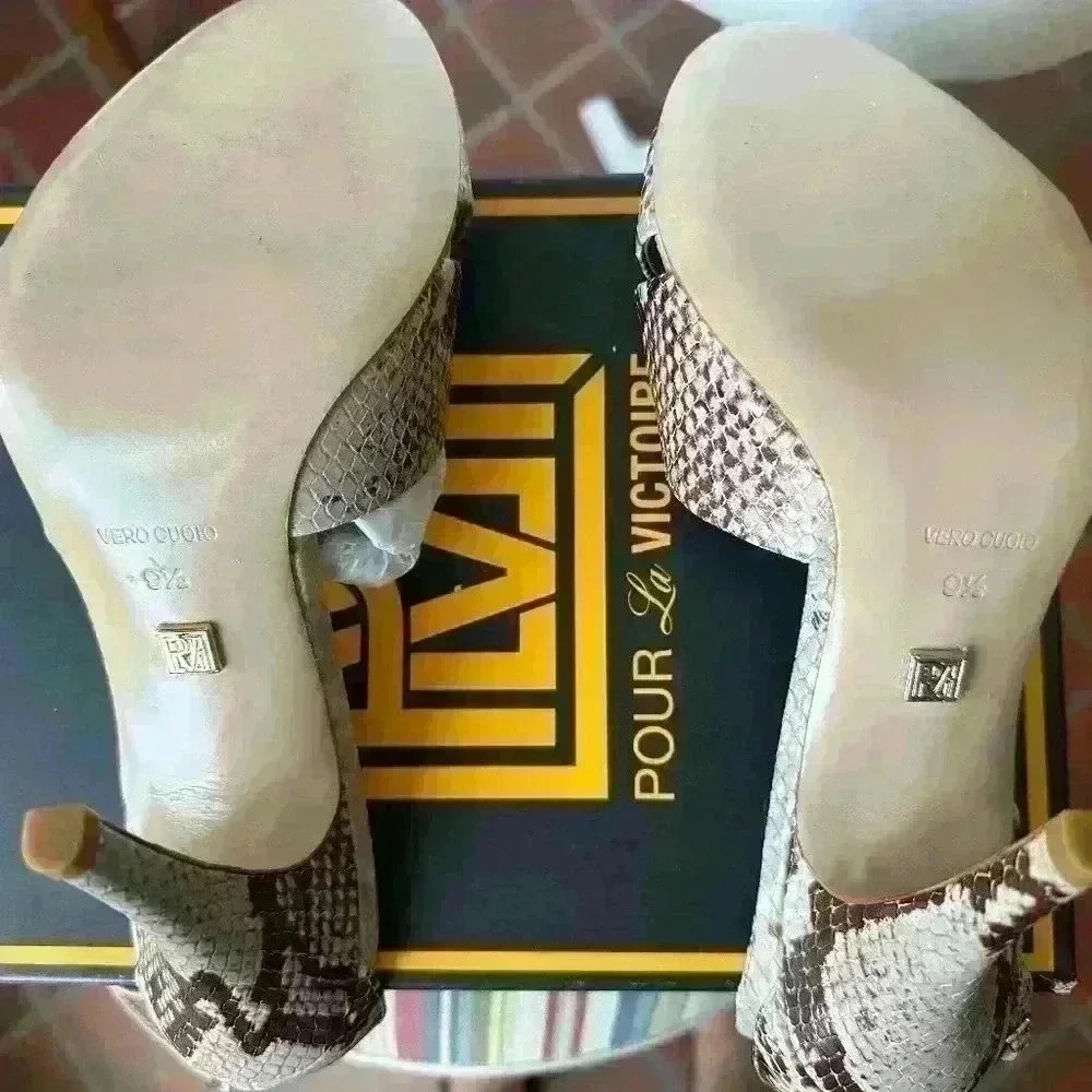 Pour La Victoire Kalinda Taupe Shadow Snake Sanders -NIB - Size 9.5M - Picture 5 of 6